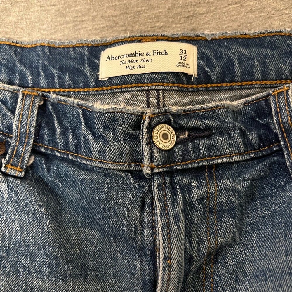Abercrombie High Rise Mom Short - Picture 3 of 5